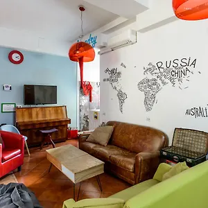 Hostel Of The Sun, Neapol